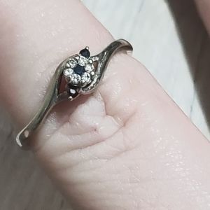 Elegant 10kt white gold and Black Stone Ring